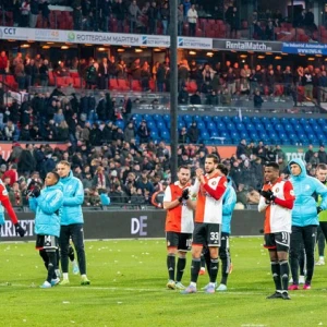STAND | Feyenoord blijft koploper in de Eredivisie, AZ loopt in