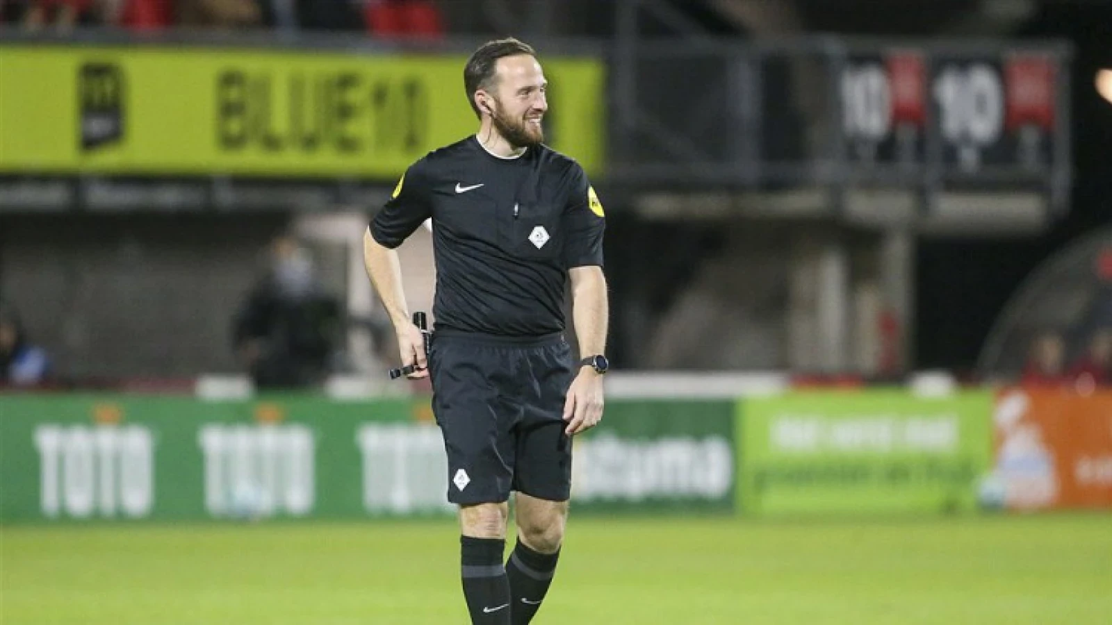 Wedstrijd tussen Feyenoord en NEC onder leiding van scheidsrechter Van de Graaf