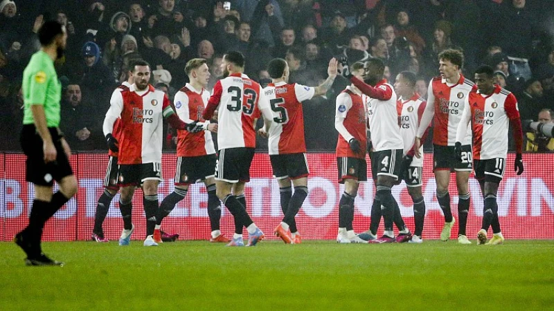 STAND | Feyenoord loopt uit op Ajax en PSV
