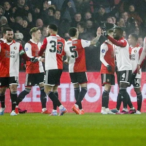 STAND | Feyenoord loopt uit op Ajax en PSV
