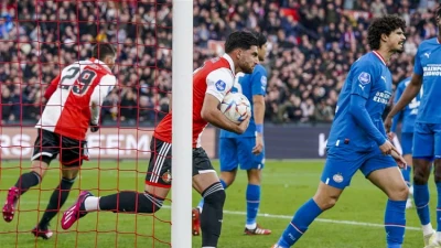 Feyenoord knokt zich in slotfase terug naar gelijkspel tegen PSV