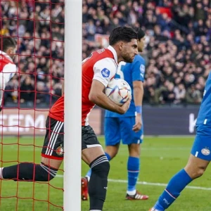 Feyenoord knokt zich in slotfase terug naar gelijkspel tegen PSV