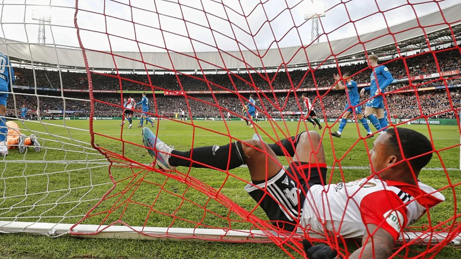 STAND | Feyenoord speelt opnieuw gelijk, maar blijft koploper