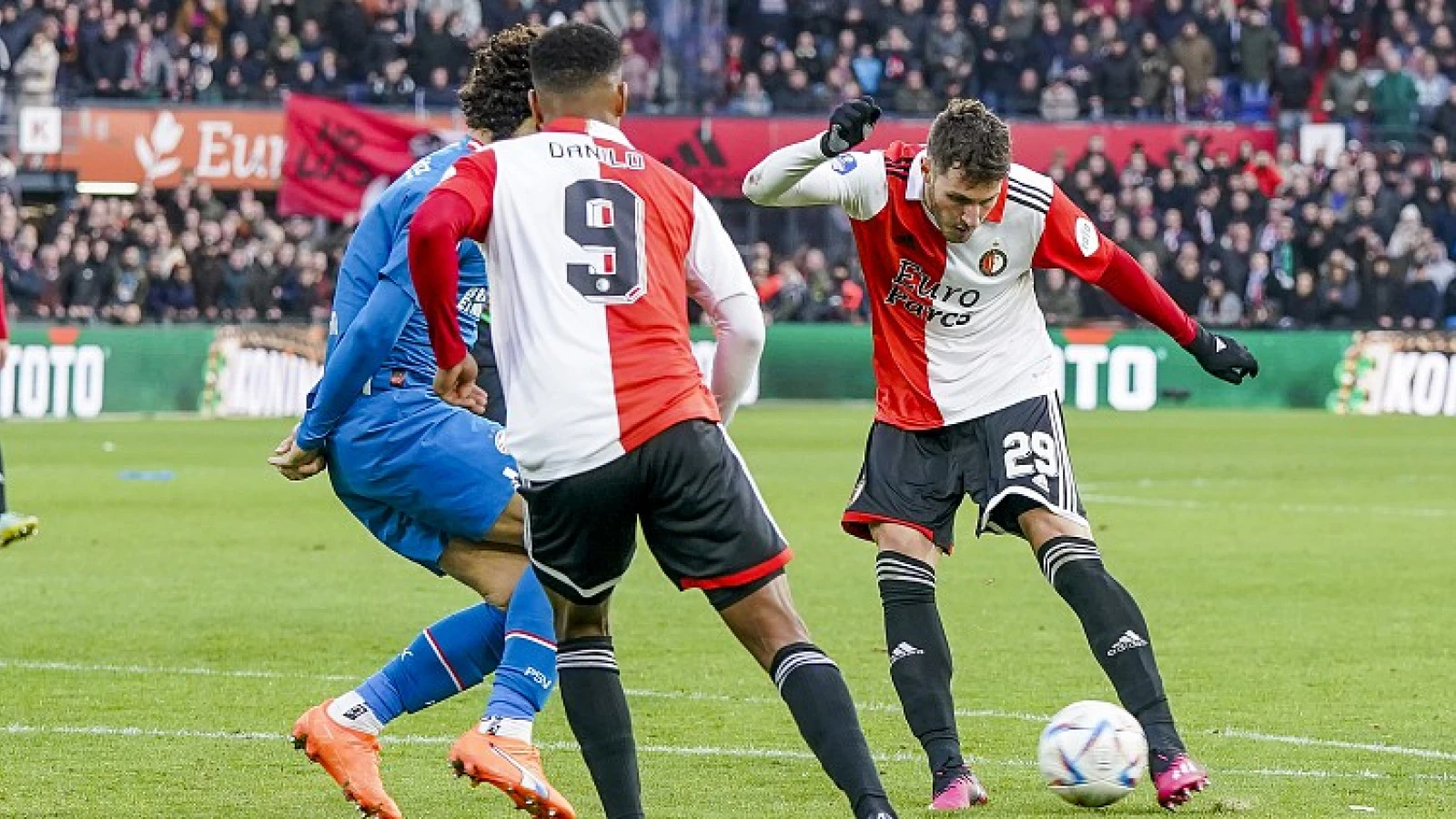 De kranten | 'Feyenoord slaat weer aanval af'