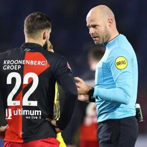 Rob Dieperink scheidsrechter tijdens bekerwedstrijd tussen Feyenoord en NEC