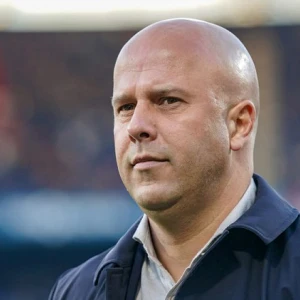 LIVE 14:15 | Persconferentie Arne Slot in aanloop naar uitwedstrijd tegen sc Heerenveen