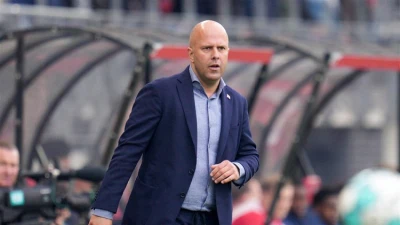 Slot bevestigt contact tussen Feyenoord en Leeds United: 'Maar het is zo dat ik bij Feyenoord blijf'