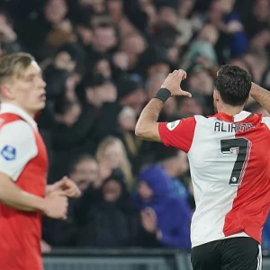 Sterker Feyenoord zet AZ na heerlijke strijd op vijf punten