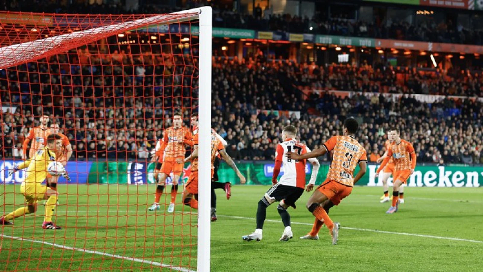 Feyenoord wint nipt van FC Volendam in eigen Kuip