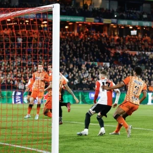 Feyenoord wint nipt van FC Volendam in eigen Kuip