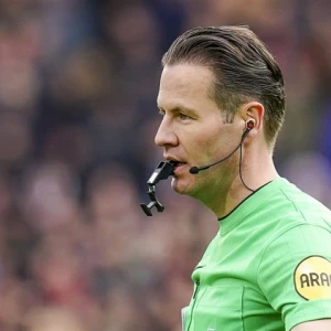 Danny Makkelie scheidsrechter tijdens wedstrijd tussen Ajax en Feyenoord