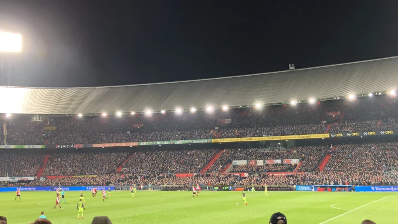 Feyenoord door uitverkochte Kuip gesteund in de Klassieker