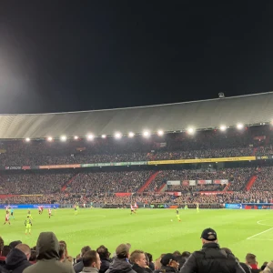Feyenoord door uitverkochte Kuip gesteund in de Klassieker