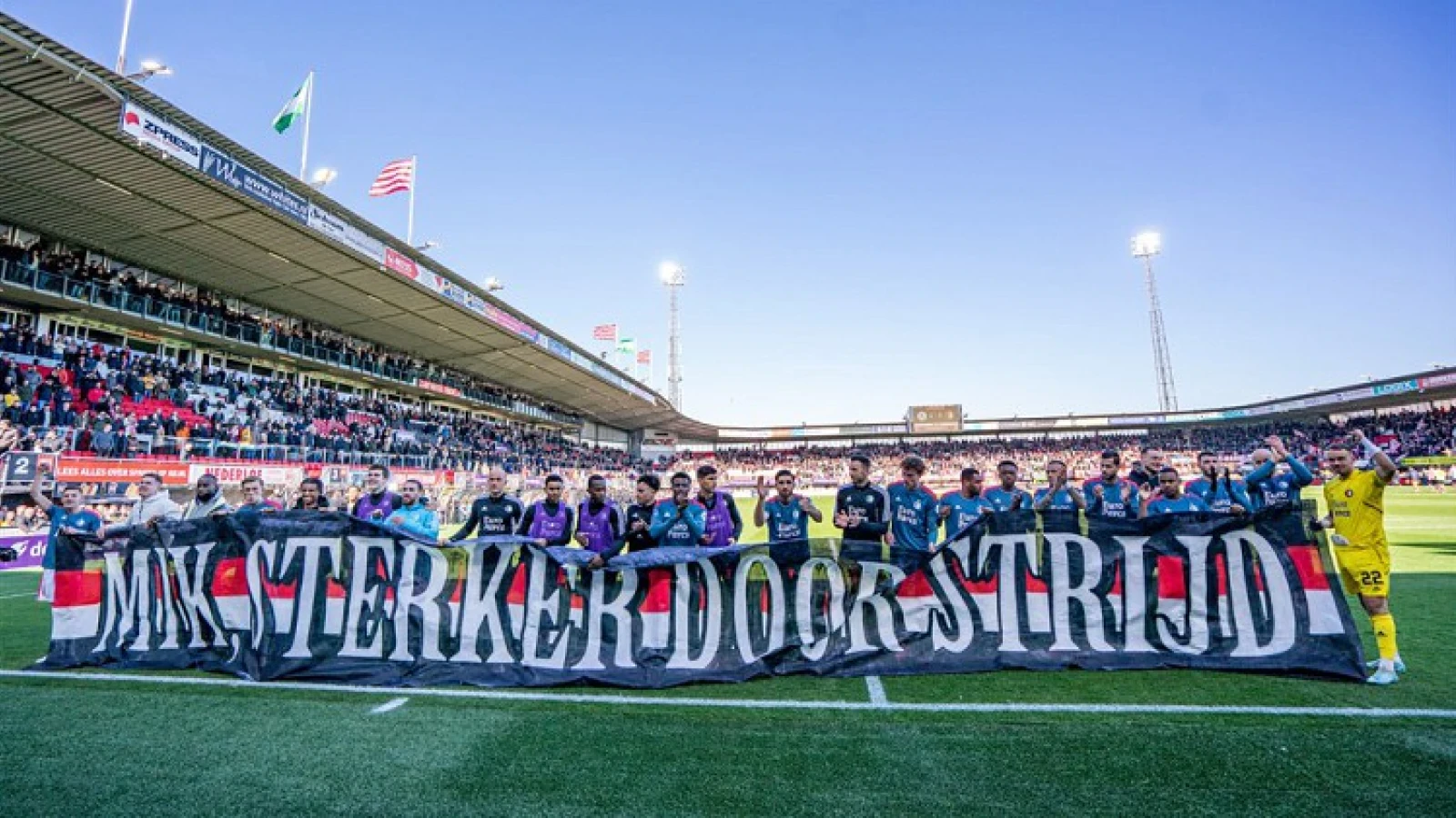 Feyenoord supporters steken samen met spelersgroep jeugdspeler Mik Akkermans hart onder de riem