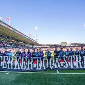 Feyenoord supporters steken samen met spelersgroep jeugdspeler Mik Akkermans hart onder de riem