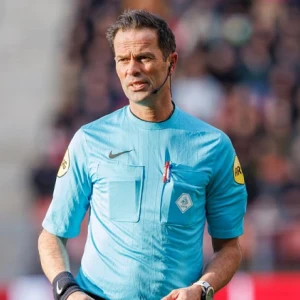 Bas Nijhuis scheidsrechter tijdens wedstrijd tussen sc Cambuur en Feyenoord