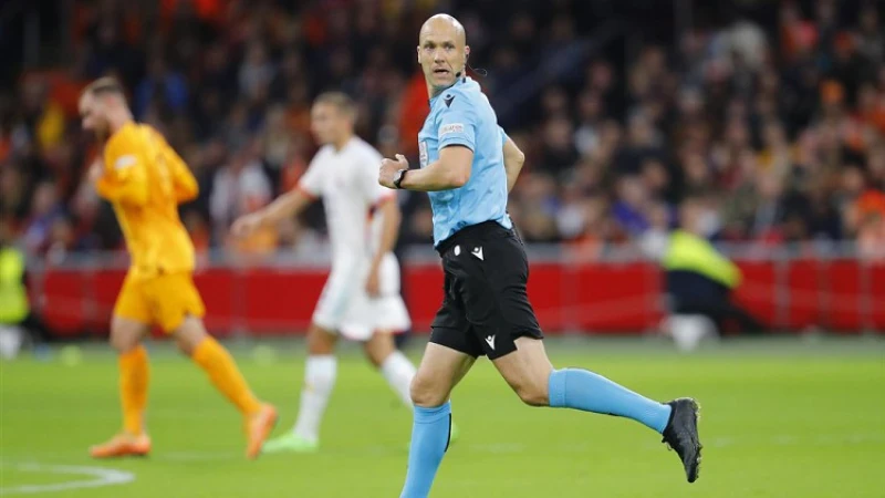 Anthony Taylor scheidsrechter tijdens wedstrijd tussen AS Roma en Feyenoord