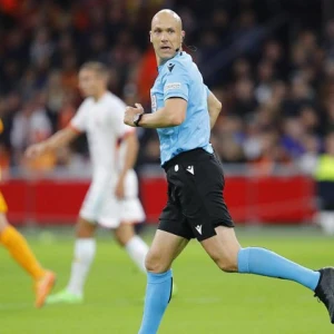 Anthony Taylor scheidsrechter tijdens wedstrijd tussen AS Roma en Feyenoord