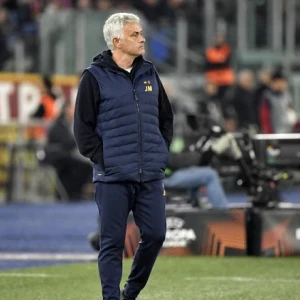 VIDEO | Mourinho schreeuwt naar Arne Slot na afloop van wedstrijd in Rome