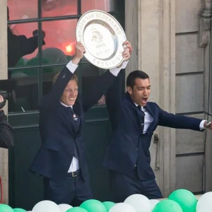 Van Bronckhorst en Van Persie reiken zondag schaal uit bij eventueel kampioenschap