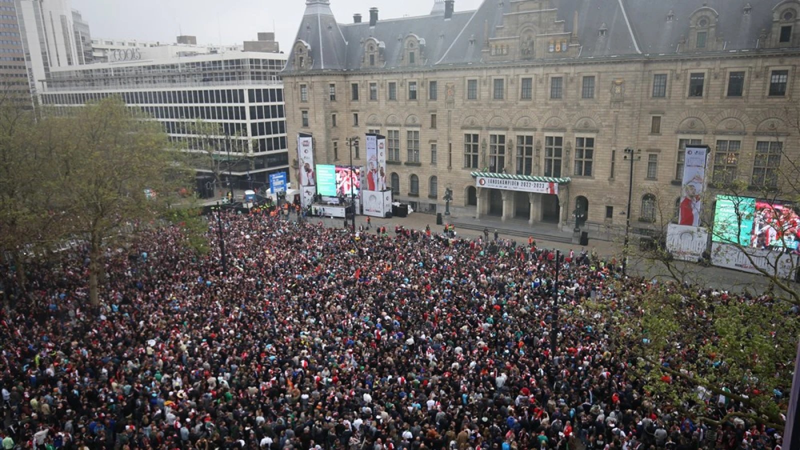 LIVESTREAM | Volg de huldiging op de Coolsingel live | De Coolsingel loopt leeg