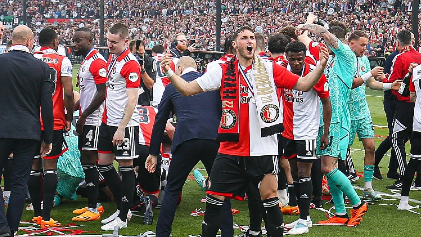 Feyenoordsupporters tarten Koning met doek aan hekken Paleis Soestdijk