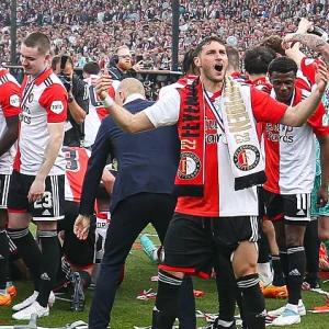 Feyenoordsupporters tarten Koning met doek aan hekken Paleis Soestdijk