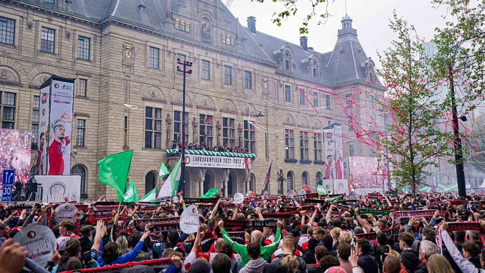 VIDEO | Szymański zweept publiek op en zingt op Coolsingel