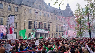 VIDEO | Szymański zweept publiek op en zingt op Coolsingel