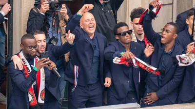VIDEO | Slot speecht en zingt een liedje voor supporters
