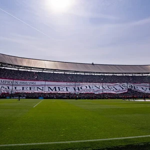 Mega spandoek Feyenoord weer zichtbaar in Rotterdam