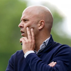 'Gesprekken tussen Tottenham Hotspur FC en Slot lopen voorspoedig, maar nog geen doorbraak'