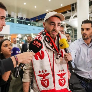 Kökçü neemt afscheid van Feyenoord-supporters