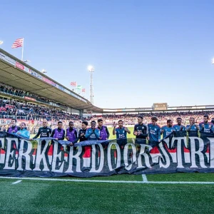 Jeugdspeler Akkermans genezen van kanker en weer op voetbalveld