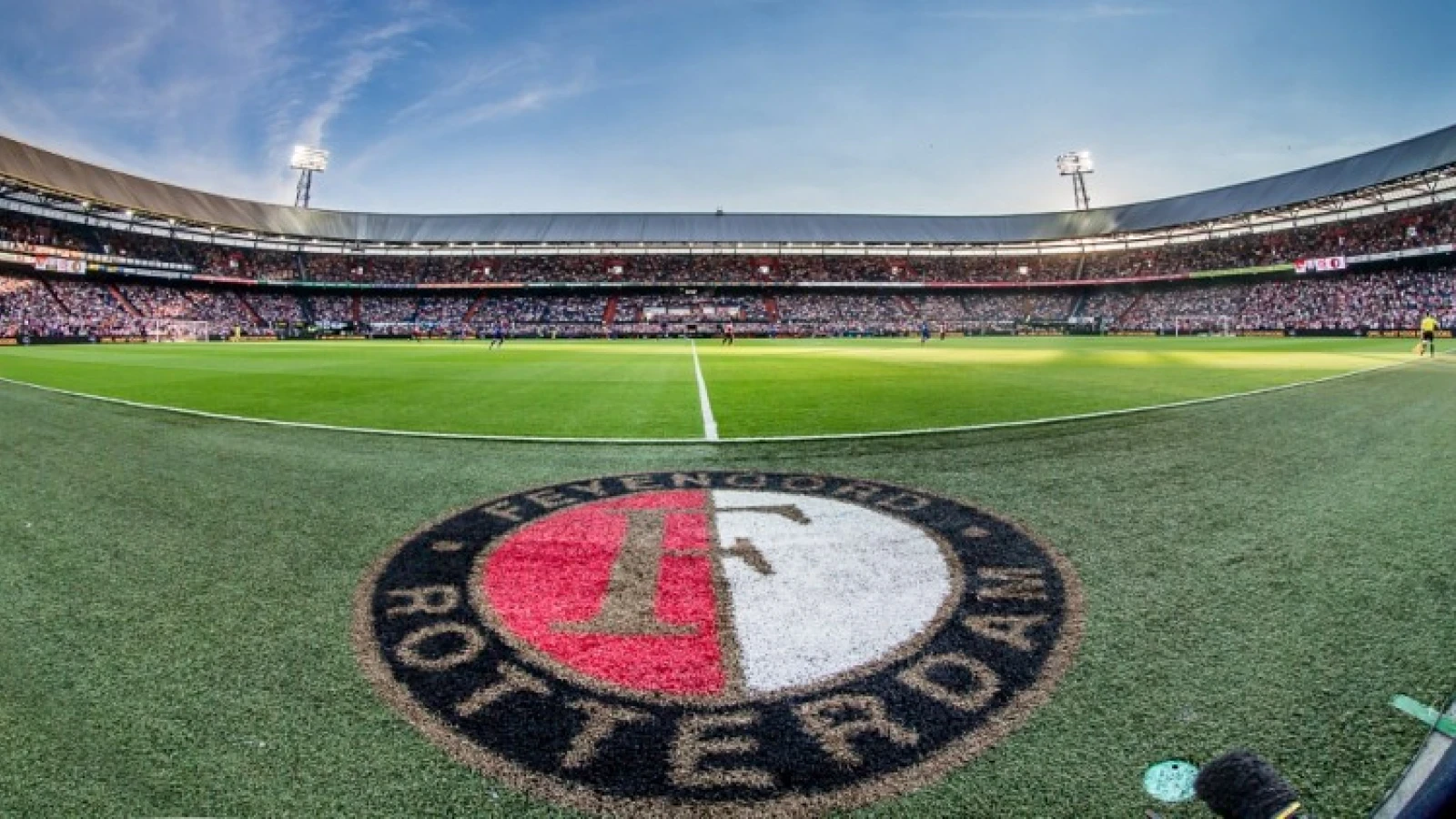 FOTO | Metershoge netten in De Kuip