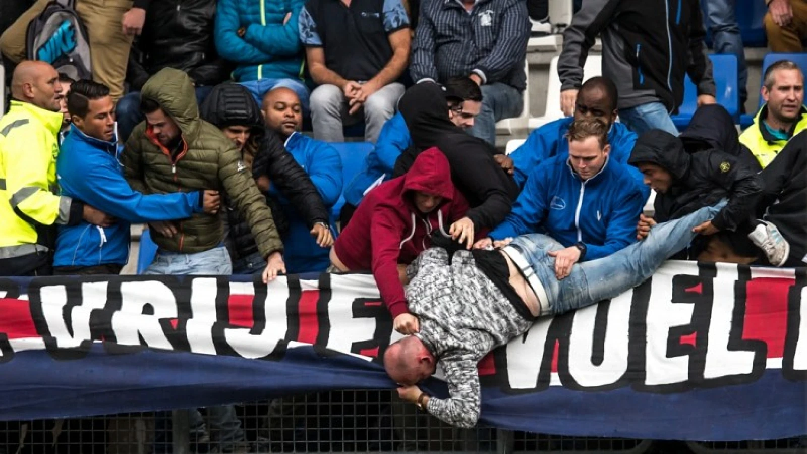 Kuyt en Lamprou ontzet: 'Dit hoort niet in een stadion thuis'