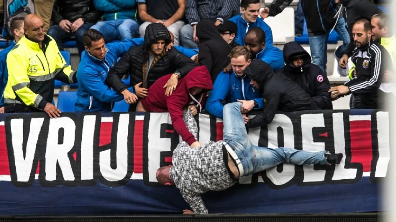 Feyenoord-fan reageert: 'Op een gegeven moment zit ik op m'n knieën en staan er vijf op m'n hoofd te schoppen'