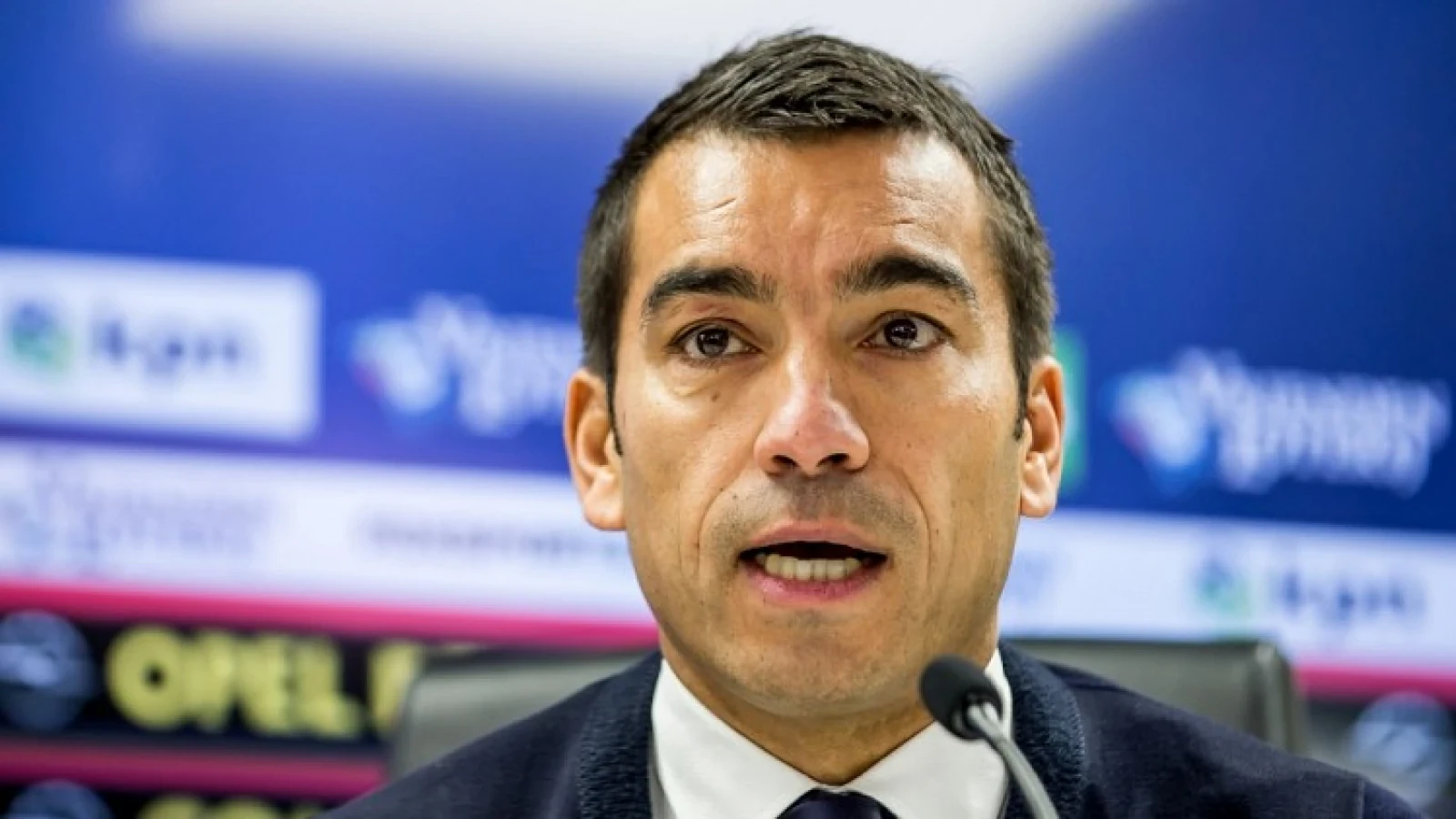 Van Bronckhorst: 'Zie daar maar eens doorheen te voetballen'