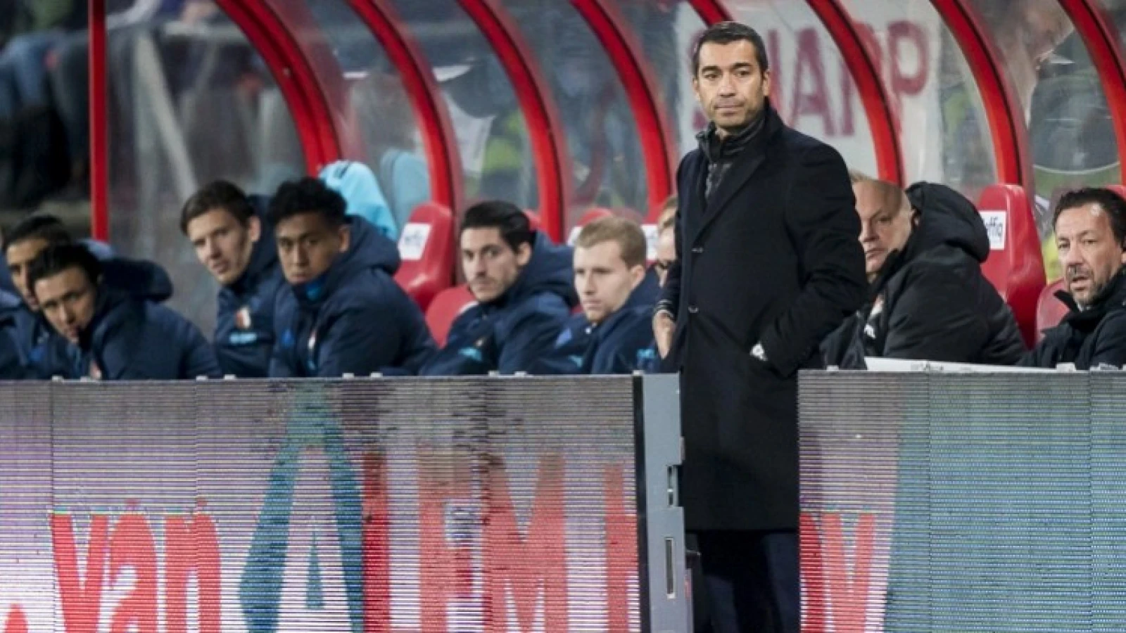 Van Bronckhorst: 'Dat kan niet op dit niveau'