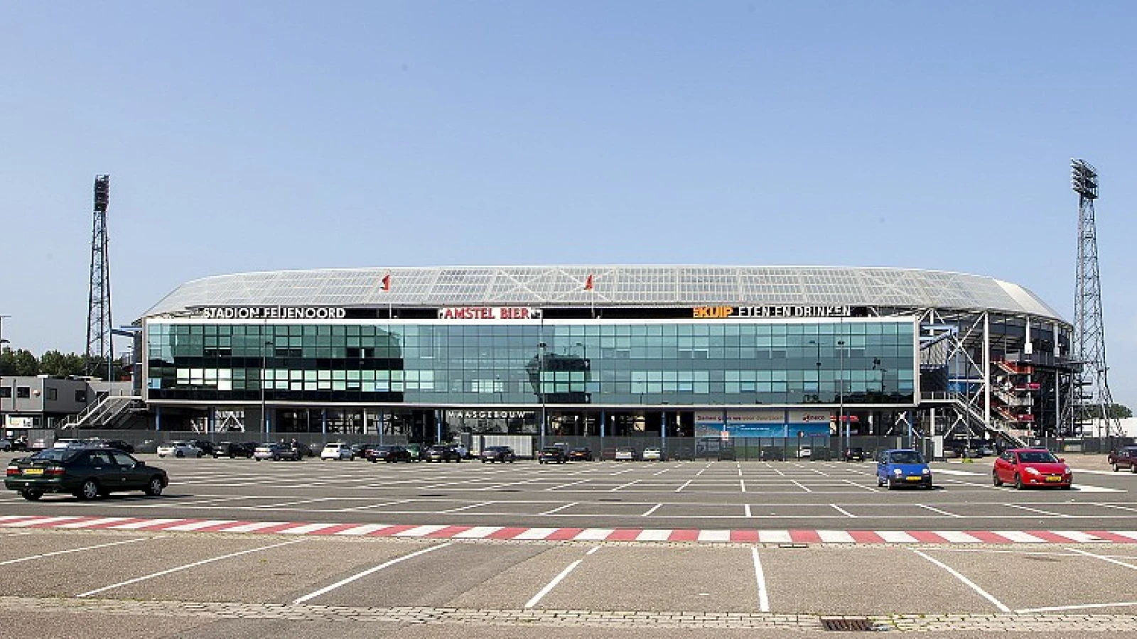 FOTO | Boze fans voeren actie bij Maasgebouw