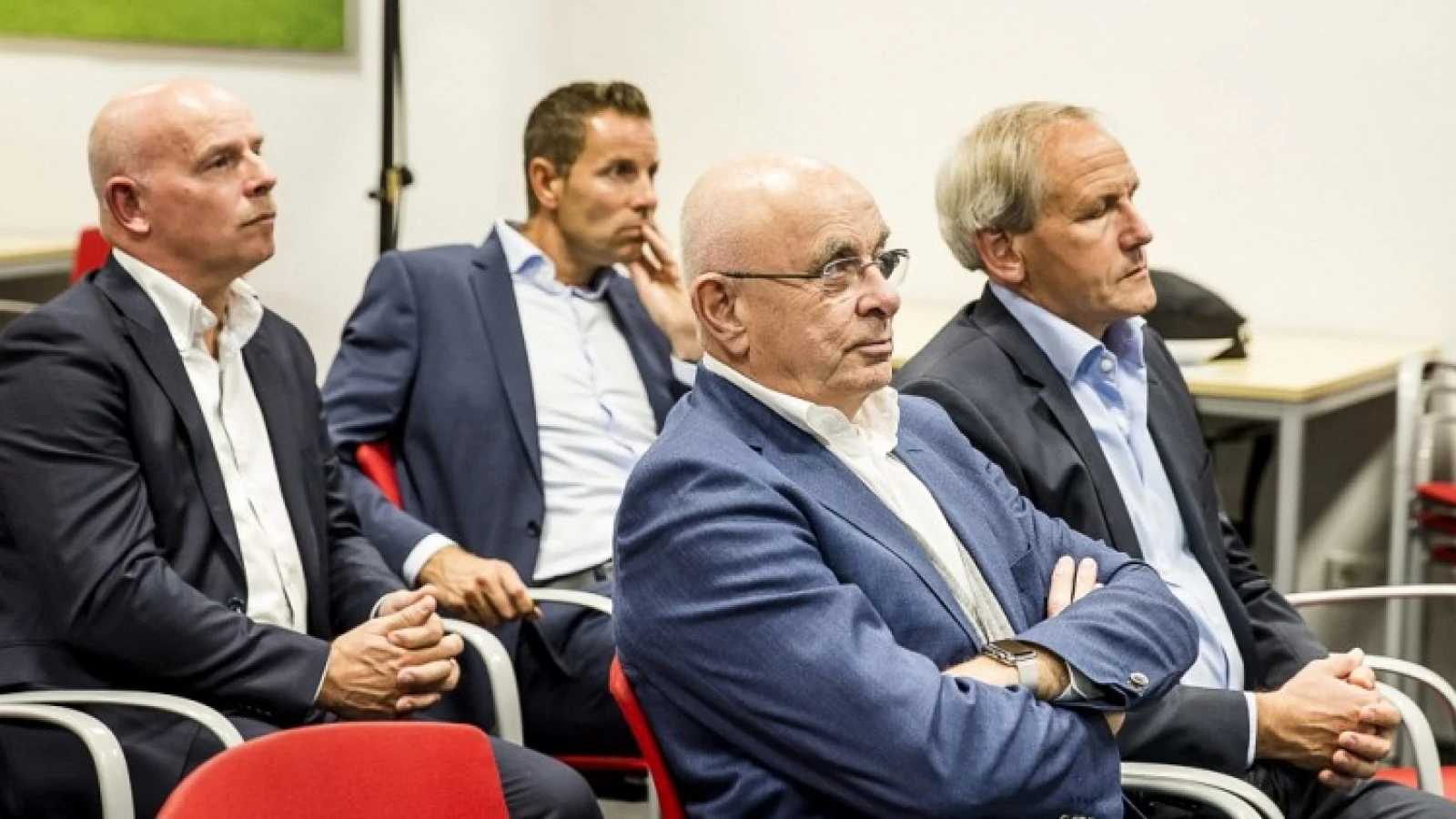 KNVB start vanavond in De Kuip met nieuwe campagne: 'Zet een streep door discrminatie'
