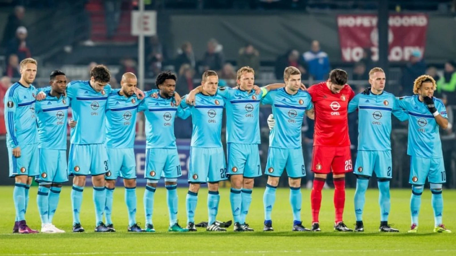 VIDEO | ‘Feyenoord kampioen? Nee, ze hebben geen bank’