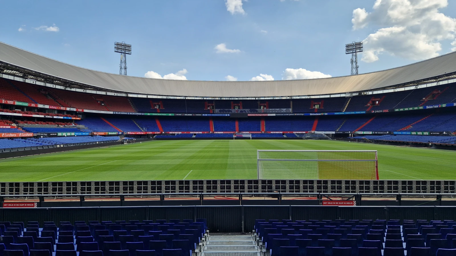 KNVB stelt regel over staken van wedstrijd bij gooien van voorwerpen bij