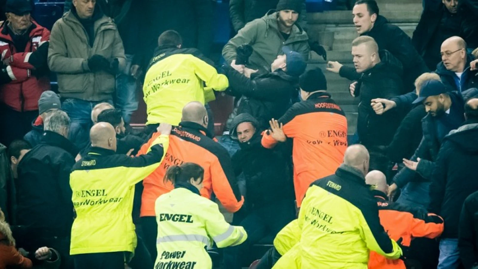 Chaos op de tribune door beide supportersgroepen