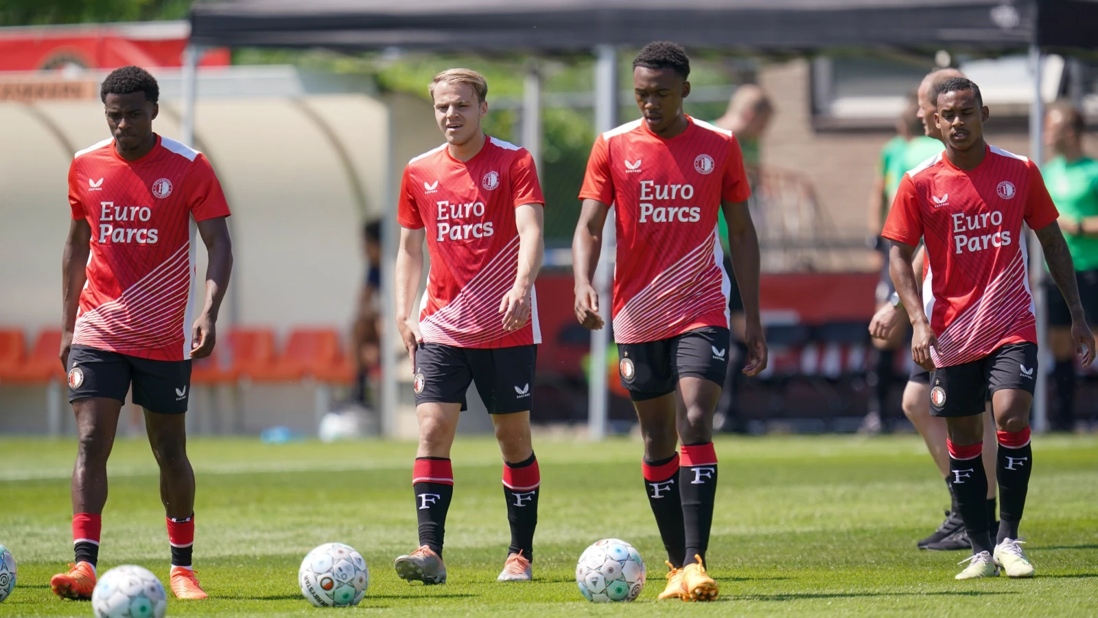 FC Twente zou hebben aangeklopt bij Feyenoord: 'Daar zit natuurlijk wat oud zeer met Zerrouki'