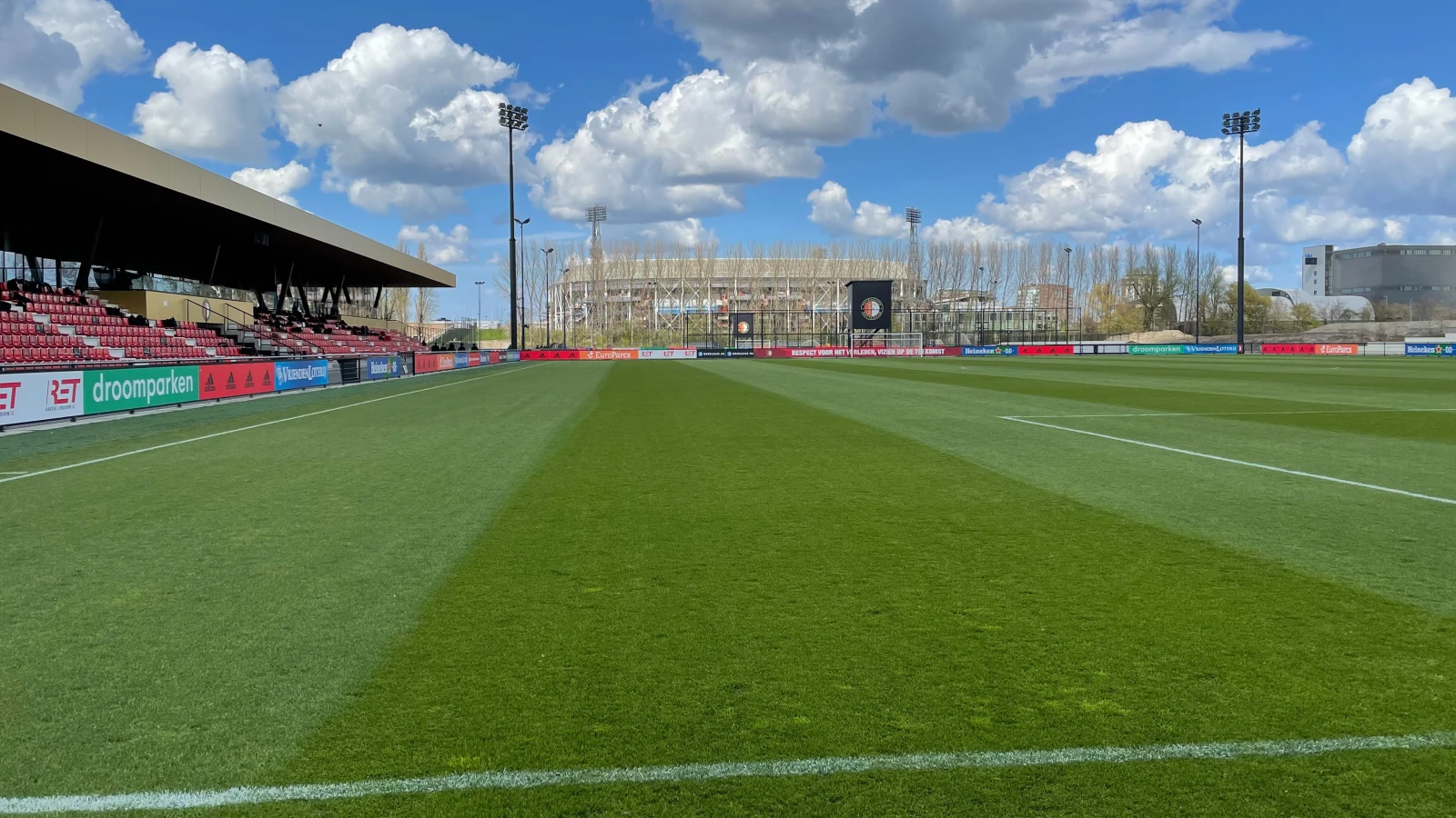 Feyenoord Onder 21 boekt gemakkelijke eerste competitiezege tegen ADO Den Haag Onder 21