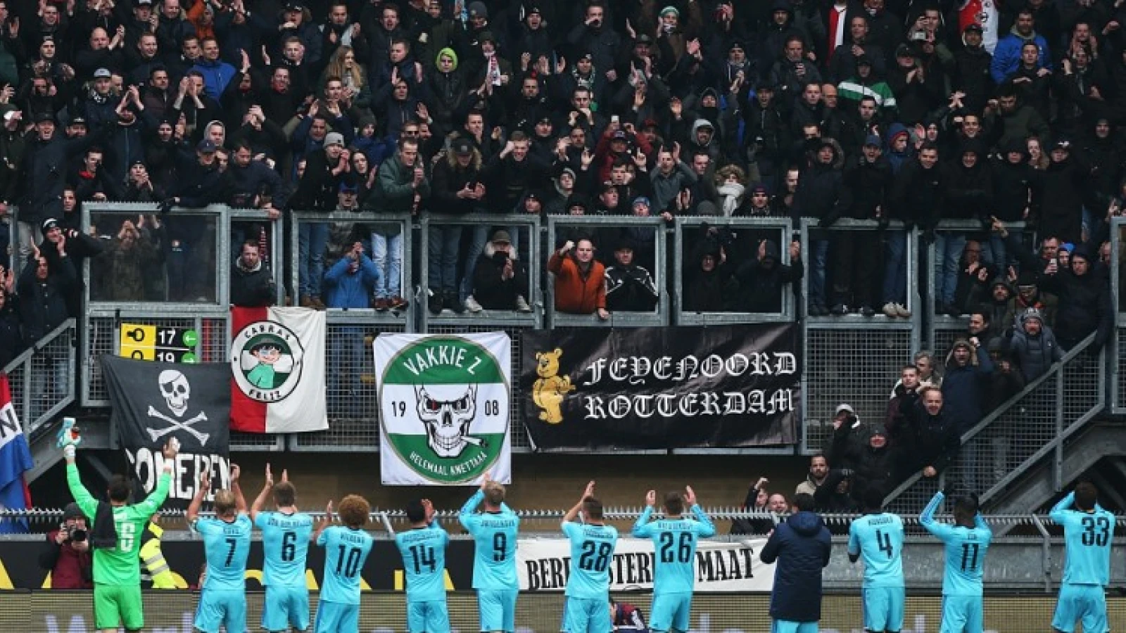 Ook in Enschede wordt Feyenoord gesteund door een vol uitvak