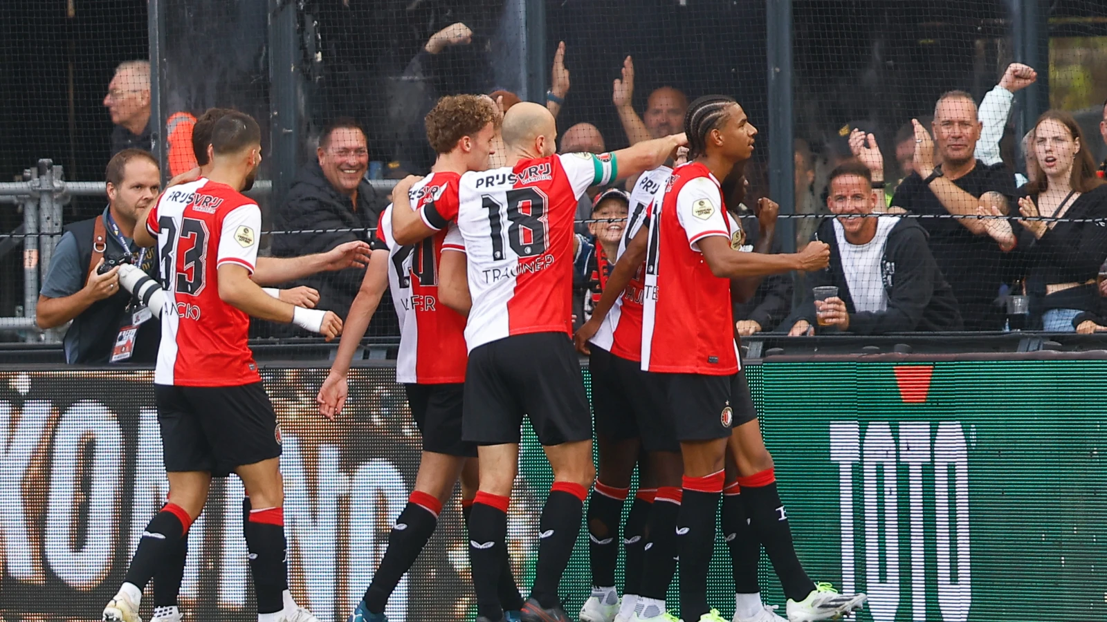 Feyenoord wint eenvoudig van Go Ahead Eagles in eigen Kuip