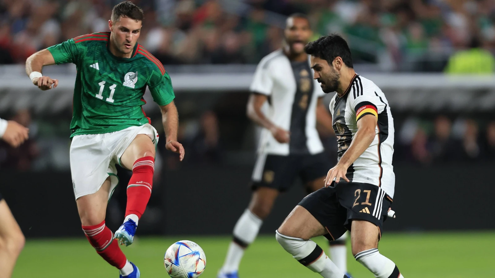 Interlandperiode | Basisspeler Gimenez speelt gelijk tegen Duitsland, geschorste Lopez ziet Peru verliezen