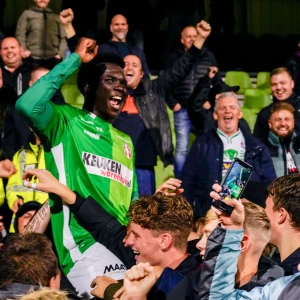 HUURLINGEN | Osundina op handen gedragen na doelpuntenfestijn in Dordrecht